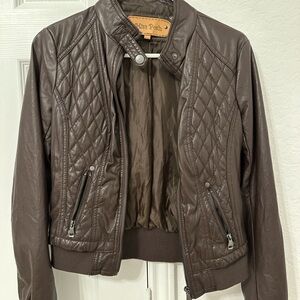 Leather jacket 🧥 Size small and brown color
